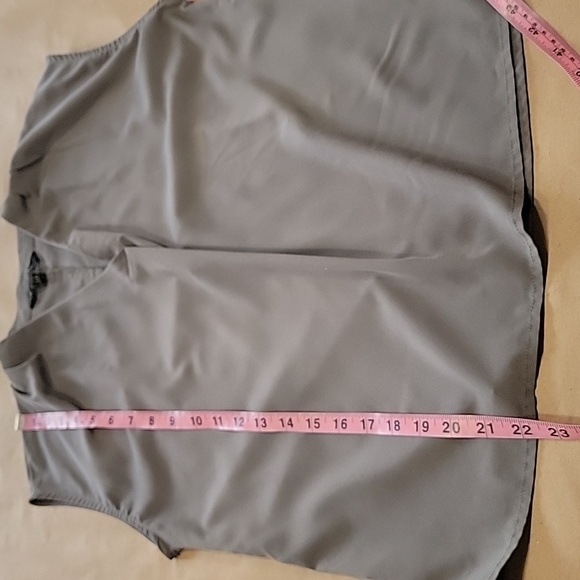 Banana Republic Petite Size S Gray V Neck Blouse, Excellent Used Condition - Picture 8 of 11